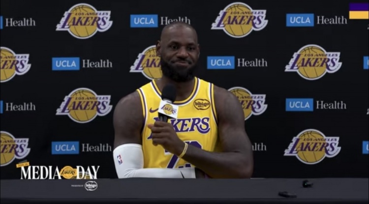 詹姆斯：我会和妻子女儿共同决定还要打多久 和东契奇等队友无关