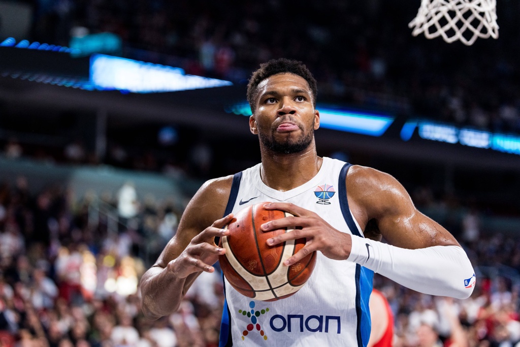 Shams：尼克斯和雄鹿休赛期沟通过交易字母哥 但最终未能达成